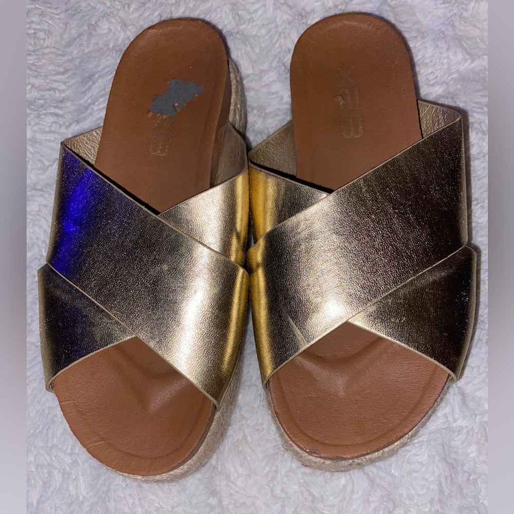 Gold Platforms - Picture 2 of 3